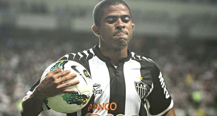 Junior César um dos nomes da Libertadores de 2013