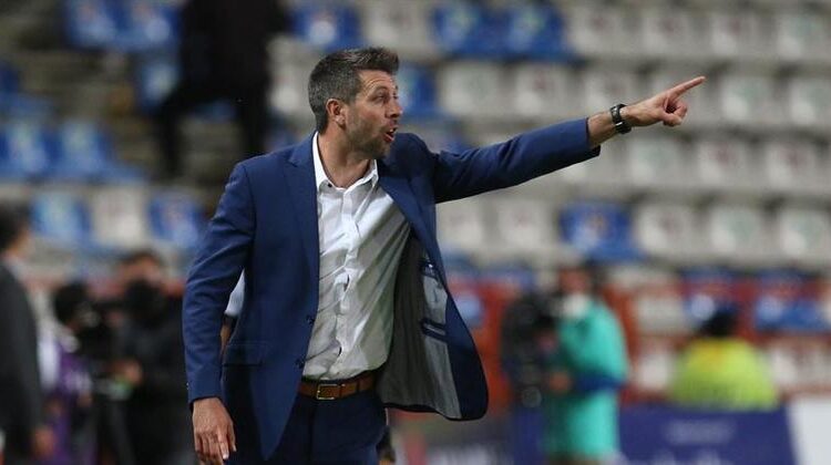 Técnico do Cruzeiro coloca responsabilidade de vitória sobre o Atlético-MG