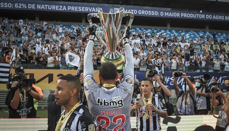 Goleiro Everson supera Weverton do Palmeiras e é escolhido para vestir a camisa da Seleção. Veja a briga entre as posições dos melhores na temporada