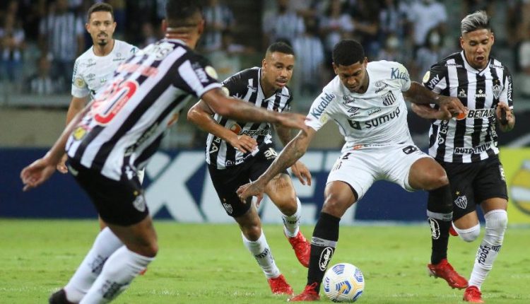 Atlético Mineiro é pego de surpresa e tem ex-jogador anunciado com a camisa do Santos. Peixe mira a contratação de outro jogador do Galo