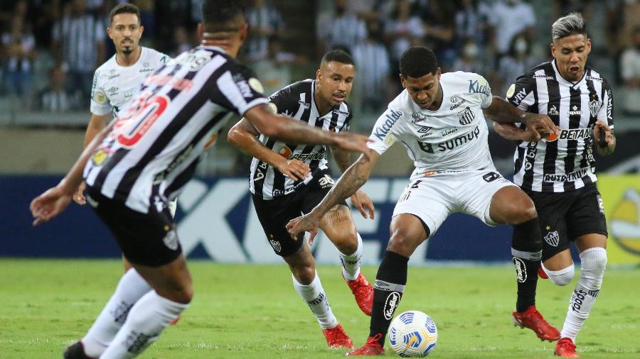 Atlético Mineiro é pego de surpresa e tem ex-jogador anunciado com a camisa do Santos. Peixe mira a contratação de outro jogador do Galo