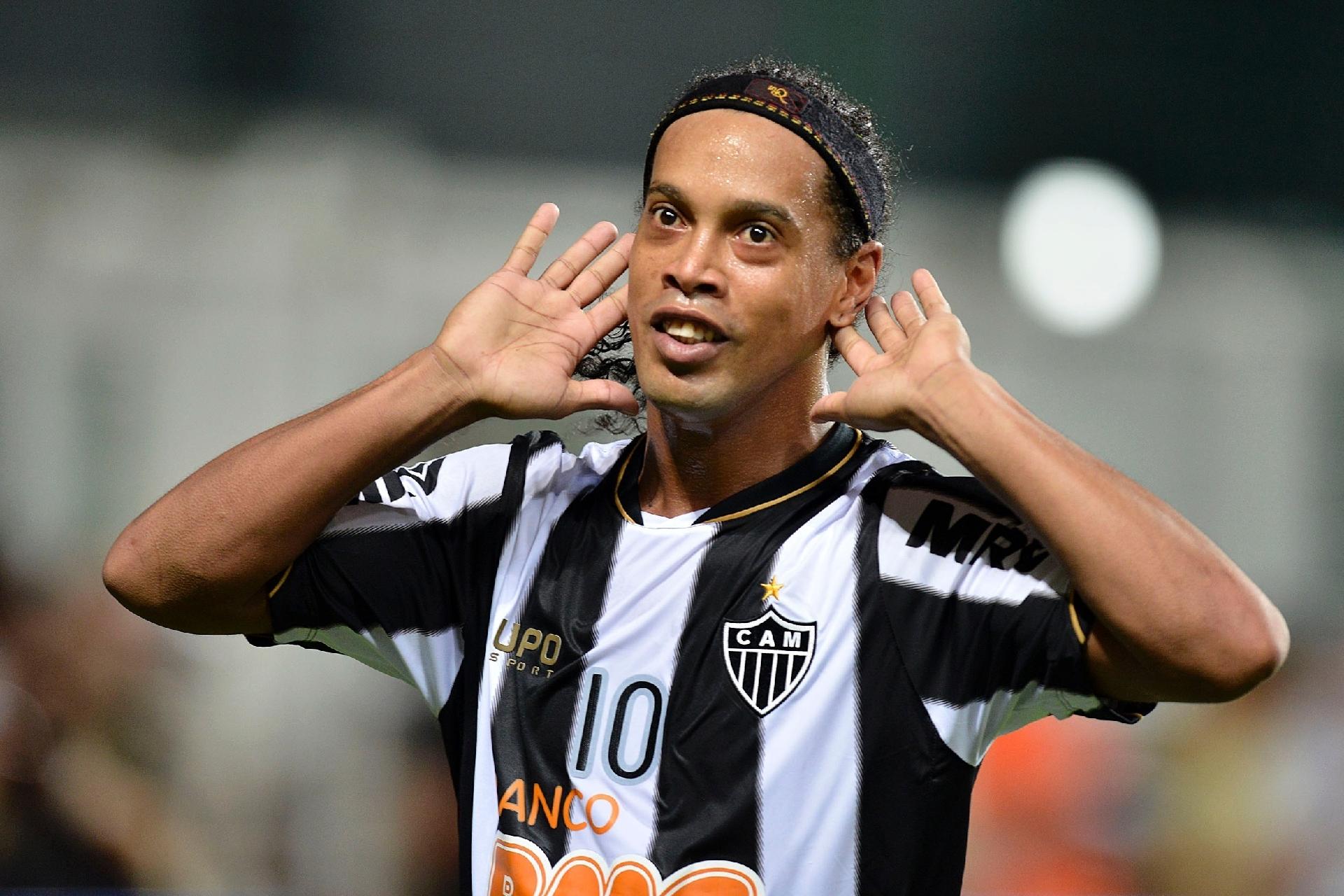 Ídolo do futebol brasileiro, Ronaldinho Gaúcho surpreende a todos e assina para vestir a camisa do Atlético Mineiro em mais uma oportunidade