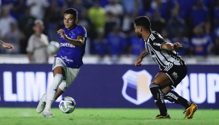 Jogador do Cruzeiro tenta menosprezar história do Atlético-MG e vira motivo de piada nas redes sociais. Confira o que rolou nos bastidores