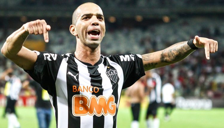 Tardelli recebe propostas de time rival do Atlético Mineiro e gera caos na torcida alvinegras. Confira o que se sabe sobre a negociação com o ex-atacante