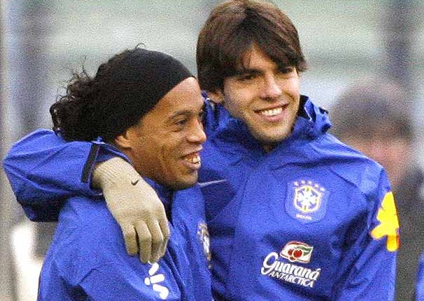 Depois de fazerem a festa na Copa do Mundo de 2002, Ronaldinho Gaúcho e Kaká assinam novo contrato para jogarem juntos. Confira