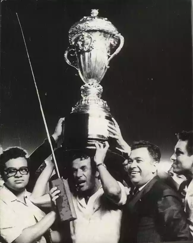 tele santana ergue a taca de campeao do campeonato brasileiro de 1971 no maracana 4 71091